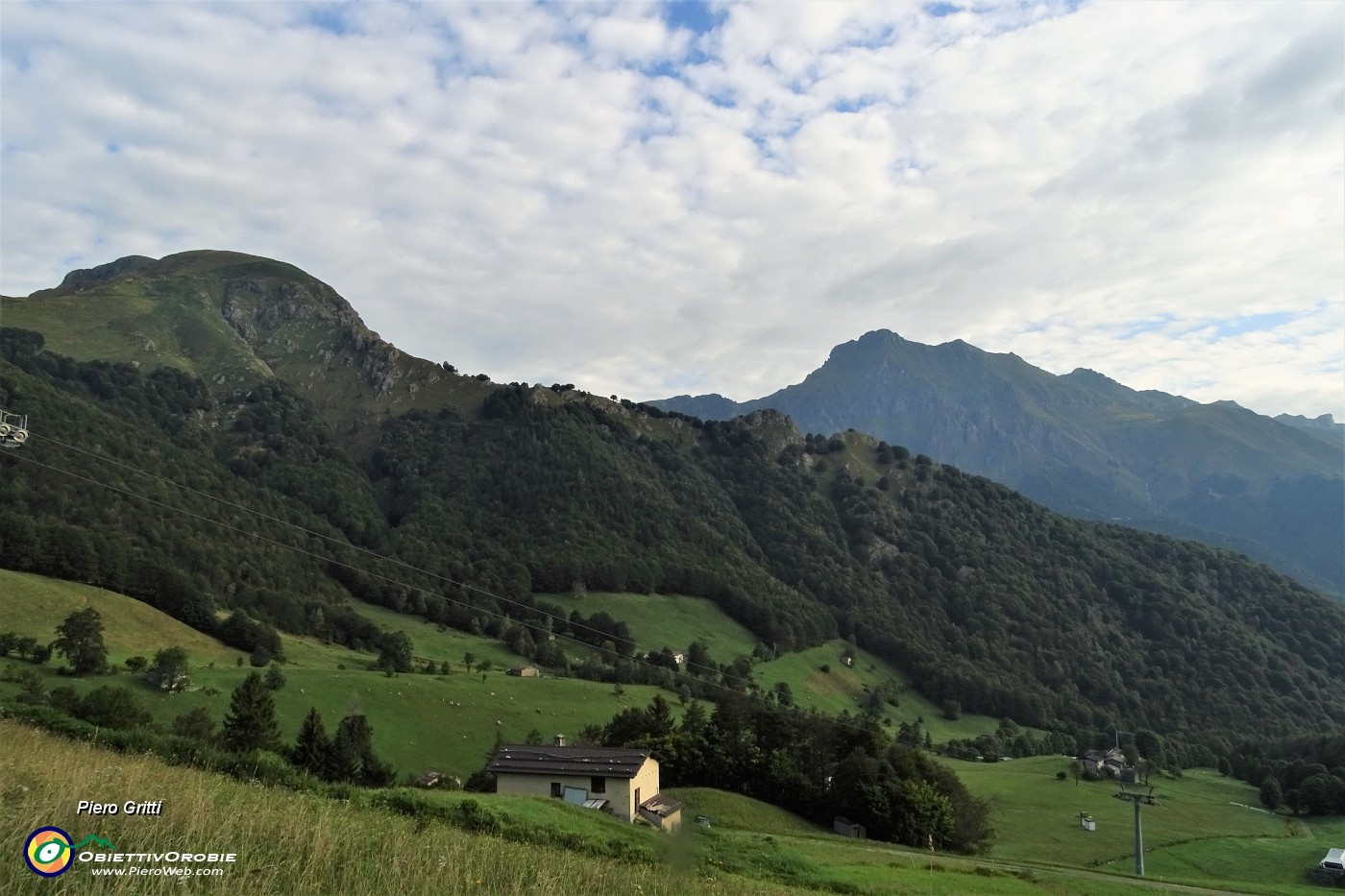 12 I verdi prati dei Piani di Ceresola con Monte Toro a sx e Tra Signori a dx.JPG